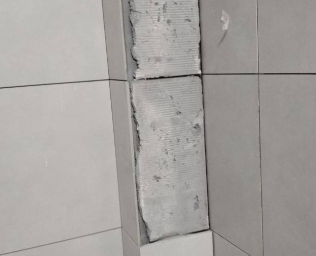 聂荣瓷砖空鼓维修公司分享下瓷砖施工前基层浇水润湿程度不足，可能导致以下问题